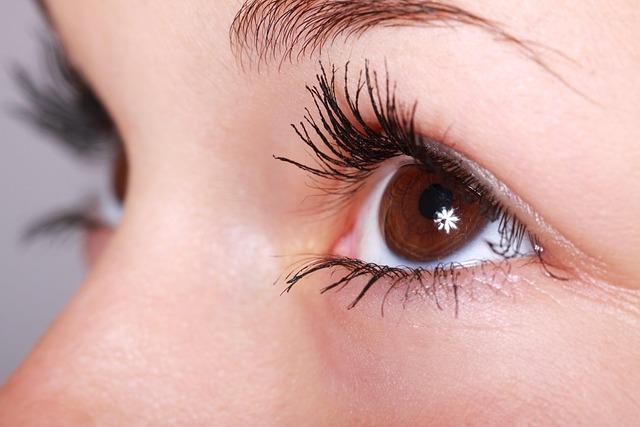 Comparative Insights: W3LL People mascara vs. Conventional Brands